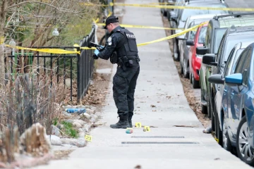 டோரண்டோ ரிவர்டேல் பகுதியில் இரட்டைக் கொலை: 17 வயது இளைஞர் கைது