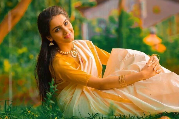 படுக்கைக்கு 15 லட்சம் வரை பேரம் பேசிய இயக்குனர்.. உண்மையை உடைத்த நடிகை ஜனனி | Youtuber Janani Open Up Her Bodyshame Adjustment