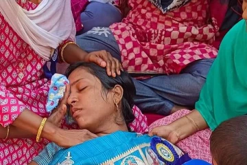 அடுத்தடுத்து மயங்கி விழுந்த 90 ஆசிரியர்கள்: பரபரப்பை கிளப்பிய போராட்டம்