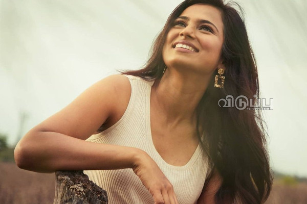 ஆடையில்லாத போட்டோஷூட்!! மீண்டும் தன் ஆட்டத்தை ஆரம்பித்த நடிகை ரம்யா பாண்டியன்.. | Ramya Pandian Latest Undress Photoshoot Post