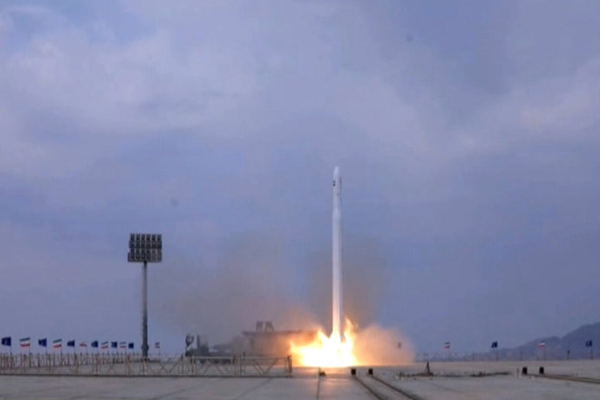 பதற்றங்களுக்கு மத்தியில் செயற்கைக்கோளை ஏவியது ஈரான் | Iran Launches Satellite Amid Heightened Tensions