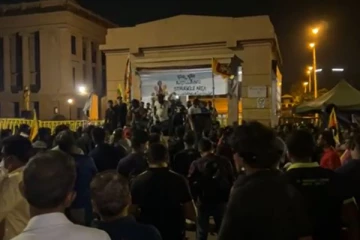 அலையென திரண்ட மக்கள் கூட்டம்: விண்ணதிரும் கோஷங்களுடன் காலிமுகத்திடலில் தொடரும் போராட்டம் (PHOTOS)