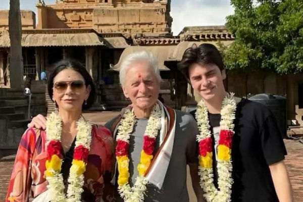 தஞ்சை பெரிய கோவிலில் உலக புகழ் பெற்ற ஹாலிவுட் ஹீரோ.. அதுவும் குடும்பத்துடன், புகைப்படம் இதோ | Michael Douglas In Thanjai Periya Kovil