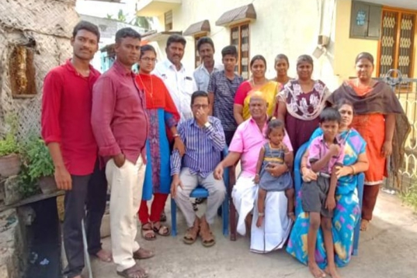 மனைவியை இழந்த 73 வயது தந்தையின் ஆசை! மொட்டையடித்து காது குத்தி நெகிழ வைத்த மகள்கள் | Namakkal 73 Year Old Father Was Helped By His