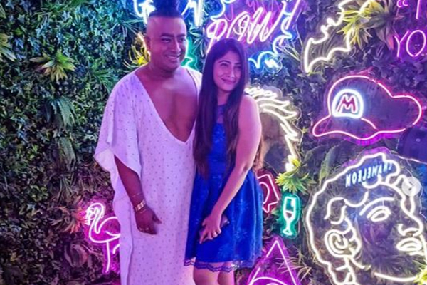 நைட் பார்ட்டிக்கு குட்டை ஆடையில் சென்ற ஜூலி!  அருகில் நெருக்கமாக இருப்பது யார்? | Bigg Boss Fame Julie Latest Click In Party