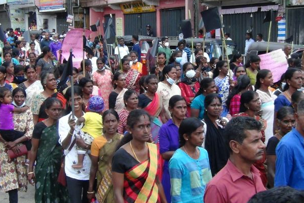 மலையகத்தில் அரசுக்கு எதிராக வீதிக்கு இறங்கிய மக்கள் (Photos) | People Taking To The Streets Government Hills