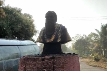 பெரியார் சிலைக்கு தீவைப்பு