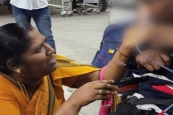 வெளிநாட்டிற்கு வேலைக்கு சென்று வீல்-சேரில் வந்த மகனை கண்டு கதறி அழுத தாய்! | Mother Cried Son Abroad Work Wheel Cher Accident