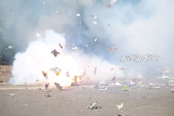 ஜனாதிபதியான ரணில்: பட்டாசு கொளுத்தி கொண்டாடிய மக்கள் (Photos) | People Celebrated New President With Firecrackers