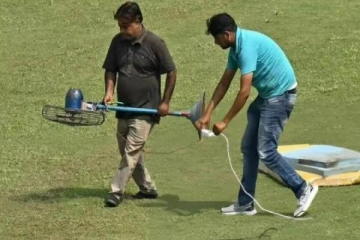 நவீன வசதி இல்லாததால்.. மின்விசிறியை வைத்து கிரிக்கெட் மைதானத்தை காயவைத்த ஊழியர்கள்