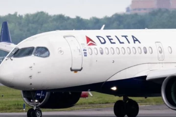 நடுவானில் விமானம் குலுங்கியதால் 25 பயணிகள் வைத்தியசாலையில்