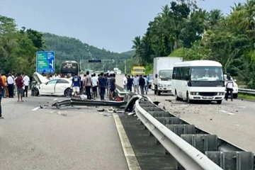 அதிவேக நெடுஞ்சாலையில் கோர விபத்து ; நால்வர் படு காயம்