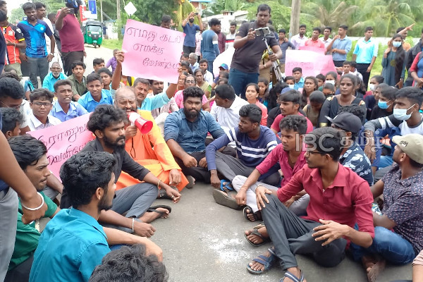 முற்றுகையிடப்பட்டது பிரதேச செயலகம் - தீயிடப்பட்ட கடிதம்; தொடர் பதற்ற நிலை! | Jaffna Tellipalai Protest University Student Army