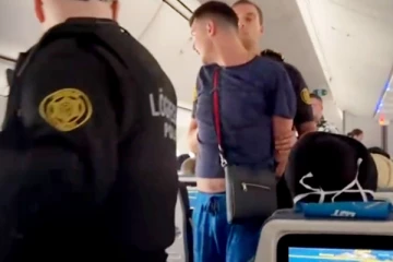 நடுவானில் விமான கதவை திறக்க முயன்ற கனேடியரால் பரபரப்பு! சக பயணிகள் மீது எச்சில் துப்பி ரகளை..