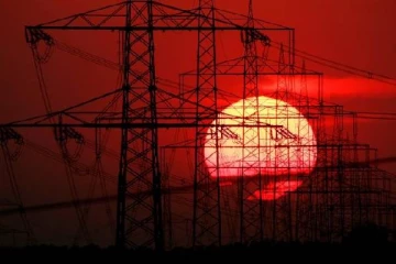 மின்கம்பி அறுந்து விழுந்து பயங்கரம்: கொத்தாக பலியான பலர்