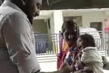 கை குழந்தையுடன் பிச்சை எடுத்த பெண்.... ஒற்றை புன்னகையில் மாரிய கடை ஓனரின் முகம்!