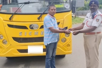 அபராத தொகை செல்லானை விருது பெரும் ரேஞ்சில் வாங்கிய வாகன ஓட்டி - ஜாலியாக கலாய்க்கும் நெட்டிசன்கள்!