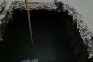 நொடிப்பொழுதில் கழிவுநீர் கால்வாயில் தவறி விழுந்த குழந்தை...அதிகாரிகளின் அலட்சியத்தால் விபரீதம்