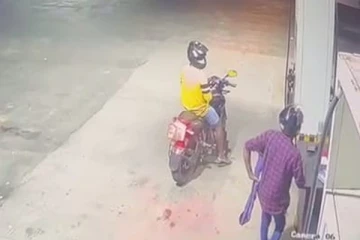 யாழில் எரிபொருள் நிரப்பு நிலைய ஊழியர் மீது வாள்வெட்டு (video)