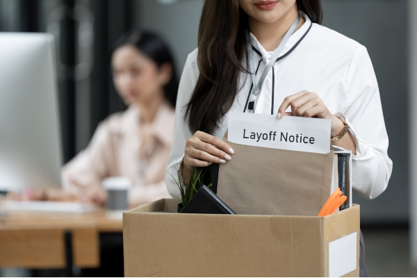 How To Build An Emergency Fund During your Layoffs, பணி நீக்கம் குறித்து கவலைப்படுகிறீர்களா? உங்கள் அவசர நிதி ஆதாரங்களை எப்படி பெறுவது? 7 எளிய வழிகள்!
