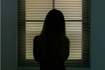 நபரொருவரின் விரலை துண்டாக்கிய பெண் - செய்திகளின் தொகுப்பு