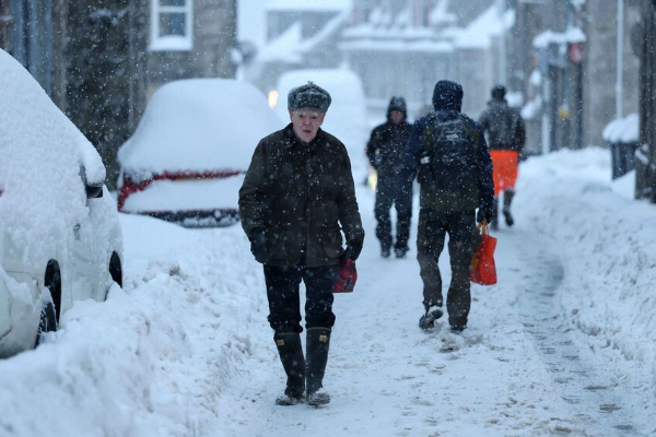 போதுமான உணவு, மருந்துகளை சேமித்து வைத்துக்கொள்ளுங்கள்... பிரித்தானிய மக்களுக்கு ஆலோசனை | Britains Advised To Store Emergency Foods For Cold