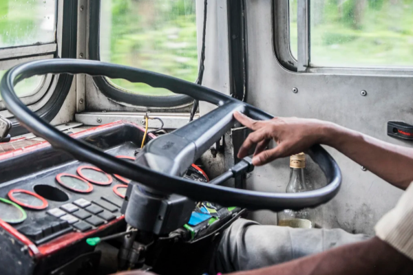 கோவில் உண்டியலில் காணிக்கை போட்ட பஸ் நடத்துனருக்கு நேர்ந்த துயரம் | Conductor Dies After Falling From Bus