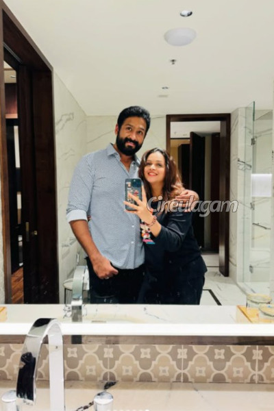 திருமண நாளில் கணவருடன் எடுத்த போட்டோவை வெளியிட்ட நடிகை பாவனா... குவியும் லைக்ஸ் | Actress Bhavana Menon Wedding Anniversary Celeb