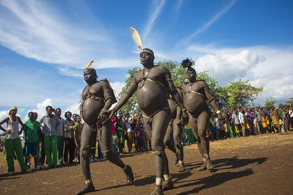 தொப்பையை வளர்த்தால் தான் திருமணம் - வித்தியாசமான பழக்க வழக்கம் கொண்ட நாடு | Compete For Biggest Waistlin Ethiopian Bodi Tribe