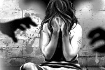 9 வயது சிறுமியை வன்கொடுமை செய்த பேர்: பெற்றோர் கண்முன்னே எரித்து கொன்ற கொரூரம்