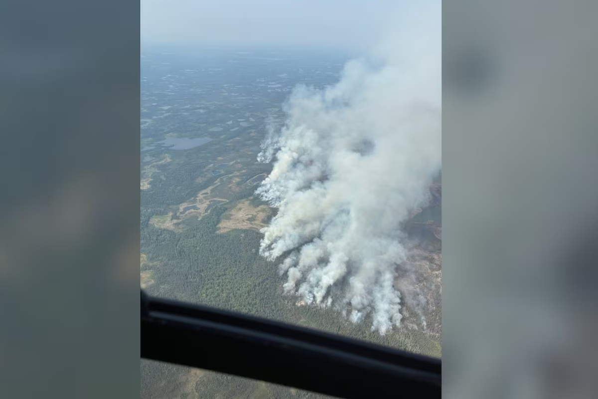கனடிய கிராமத்தில் கட்டுப்பாடற்ற காட்டுத்தீ | Wildfire Forces Evacuation Of Remote Village