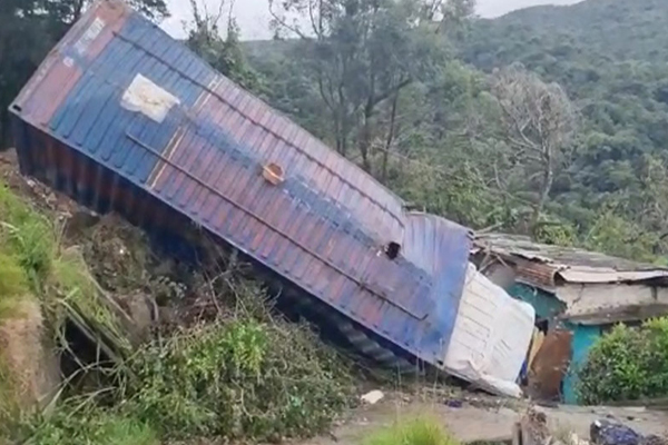 பதுளை நோக்கி அரிசி ஏற்றிச் சென்ற வாகனம் விபத்து! | Rice Carrying Lorry For Accident