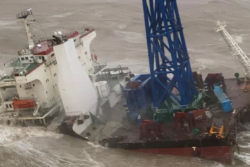 இரண்டாக உடைந்து கடலில் மூழ்கிய கப்பல்! மாயமான 27 பணியாளர்கள்.. பதறவைக்கும் காட்சி