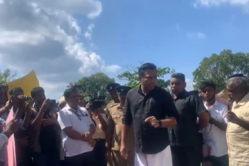 மாவட்ட செயலகத்தில் பிள்ளையான் - சாணக்கியன் இடையே கடும் வாக்குவாதம்! வியாழேந்திரனும் போராட்டத்தில்