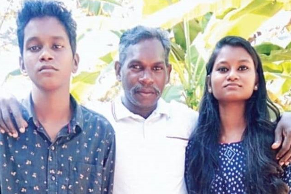 எங்களுக்கு பயம் இல்லை! தந்தையுடன் சேர்ந்து விஷப்பாம்புகளை பிடித்து மகிழும் சகோதர, சகோதரி | Snake Catcher Father Daughter Son Intrest