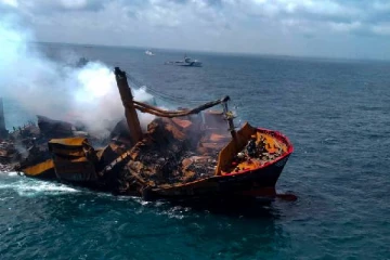 21 மீட்டர் ஆழத்தில் மூழ்கிய கப்பல்! மன்னிப்பு கோரும் மேலாளர்