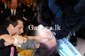 විපක්ෂ නායකවරයාට පිහි ඇනුමක්. - තත්වය බරපතලයි. - (VIDEO)