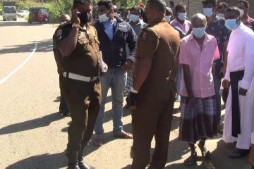 நிறுத்தி வைக்கப்பட்டிருந்த காருடன் முச்சக்கரவண்டி மோதி விபத்து: ஒருவர் பலி (Photos)