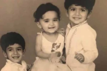 தமிழ், தெலுங்கு சினிமா என கலக்கிய முன்னனி நடிகையின் சிறுவயது போட்டோ- யார் என்று கண்டுபிடிங்க