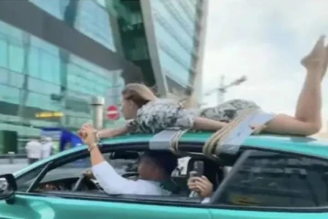 காரோட டாப்ல காதலியை கயிற்றில் கட்டி இழுத்து சென்ற காதலன்.. வைரலான வீடியோவால் ஏற்பட்ட பரபரப்பு!