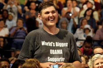 கின்னஸ் உலக சாதனை புத்தகத்தில் இடம்பிடித்த மிக உயரமான மனிதர் காலமானார்!