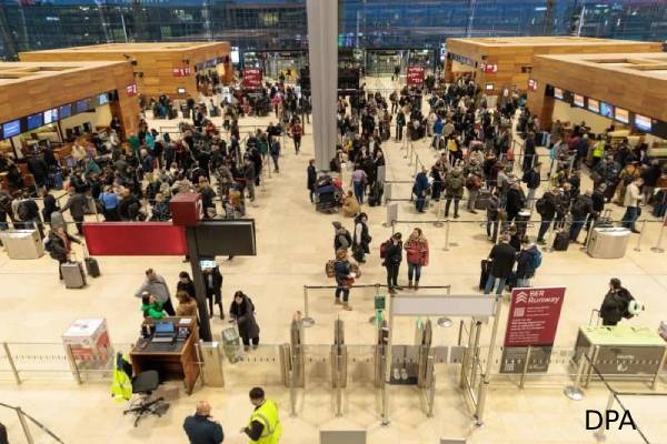 ஜேர்மன் தலைநகரில் இரண்டாவது நாளாக விமான சேவை நிறுத்தம் | Freezing Rain Flight Cancel At Brandenburg Airport