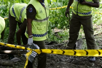 இரண்டு கைகளும் கட்டப்பட்ட நிலையில் மரத்தில் தொங்கிய குடும்பஸ்தர்