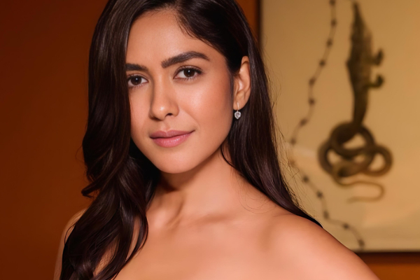 பிரபல நடிகையை கட்டிப்பிடித்து எமோஷனல் ஆன நடிகை மிருணாள்!! வைரல் வீடியோ.. | Mrunal Thakur S Emotional Hug With Priyanka Chopra