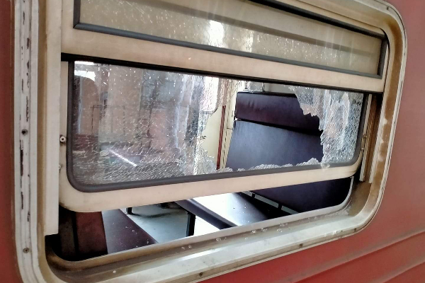 அதிகாரிகளின் பகிஷ்கரிப்பால் ரயில் நிலையத்தில் குழப்பம்- ரயில்கள் மீதும் தாக்குதல்! - ஐபிசி தமிழ்