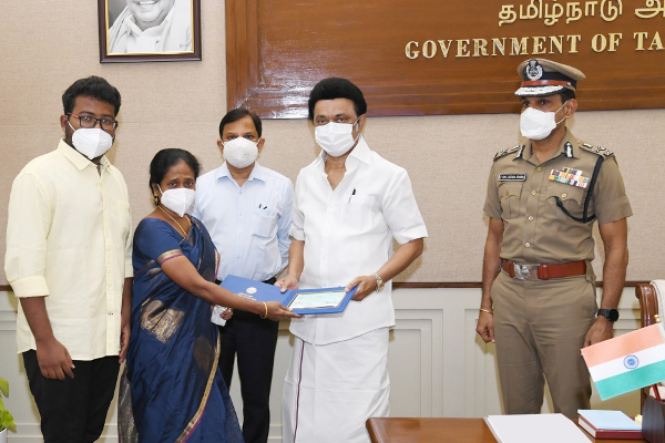 வீர  மரணம் அடைந்த  எஸ்.எஸ்.ஐ  பூமிநாதன் குடும்பத்திற்கு ,  ரூ.1 கோடி வழங்கிய  முதலமைச்சர் ஸ்டாலின் - தமிழ்நாடு