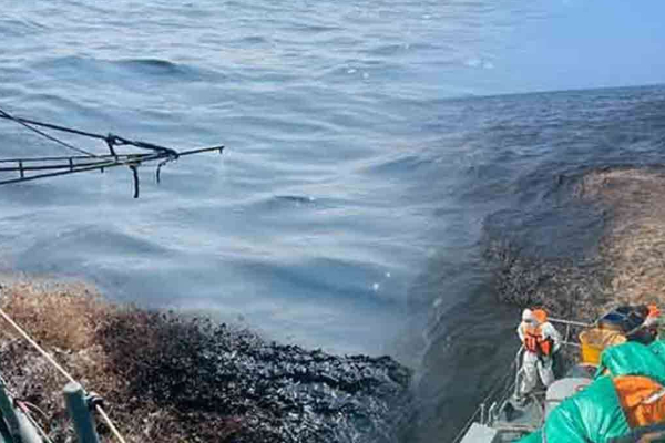 கொழும்பு துறைமுகத்தில் கட்டுப்பாட்டுக்குள் கொண்டுவரப்பட்ட கச்சா எண்ணெய் கசிவு | Crude Oil Leak At Colombo Port Under Control கொழும்பு துறைமுகத்தில் கட்டுப்பாட்டுக்குள் கொண்டுவரப்பட்ட கச்சா எண்ணெய் கசிவு | Crude Oil Leak At Colombo Port Under Control