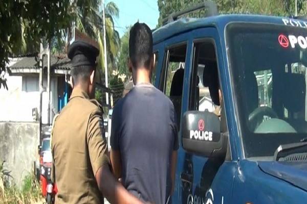 Pria ditangkap karena menyelundupkan minuman keras dari Jaffna Pria ditangkap karena menyelundupkan minuman keras dari Jaffna
