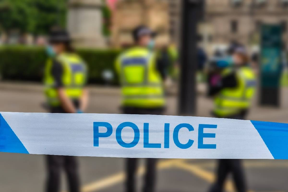 உயிருக்குப் போராடிய இளைஞருக்கு விலங்கிட்ட பிரித்தானிய பொலிஸார் | Investigation British Policey Man Fighting Life உயிருக்குப் போராடிய இளைஞருக்கு விலங்கிட்ட பிரித்தானிய பொலிஸார் | Investigation British Policey Man Fighting Life