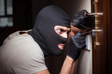 ஆடை விற்பனை நிலையத்தில் திருட்டு ; பெண் உட்பட நால்வர் கைது